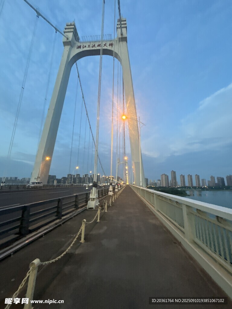 黄昏下的大桥行人步道