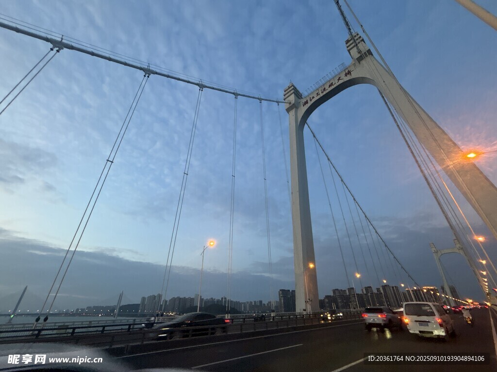 黄昏下的现代桥梁景观