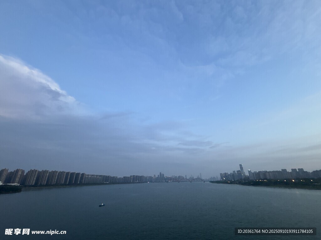 河畔蓝天美景
