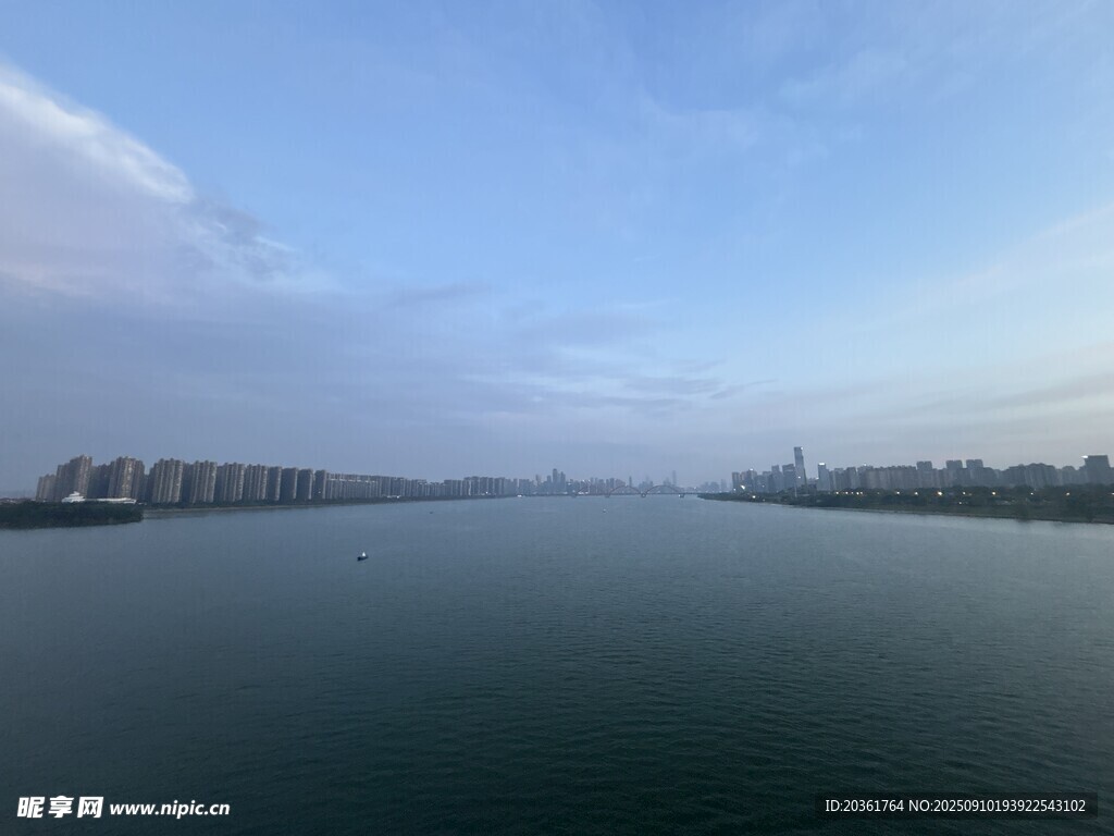 平静湖面与远处城市景观