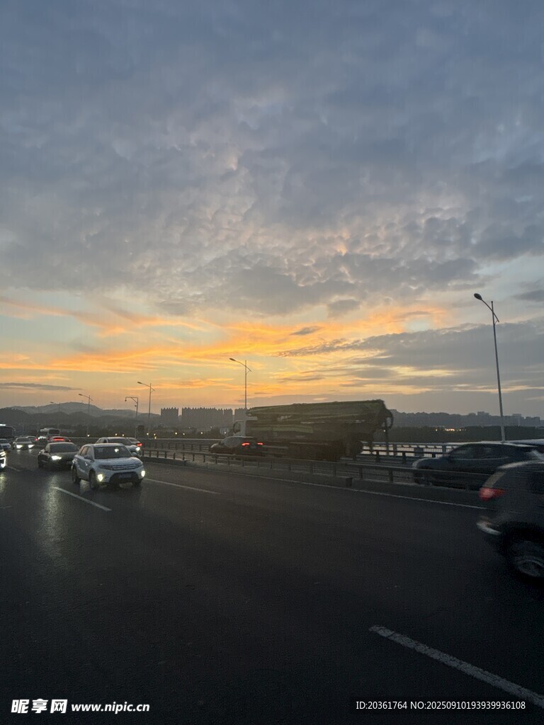 黄昏时分的高速公路景象