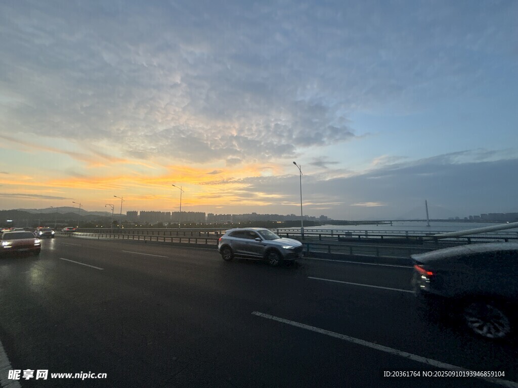 黄昏公路上行驶的车辆