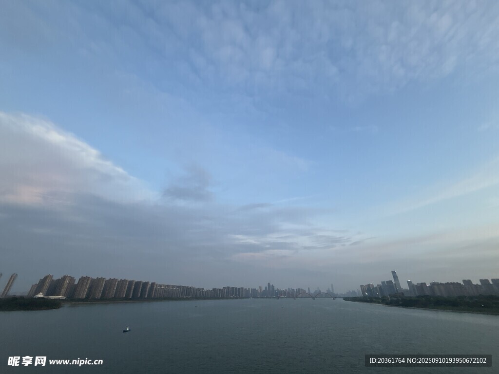 河畔天空美景