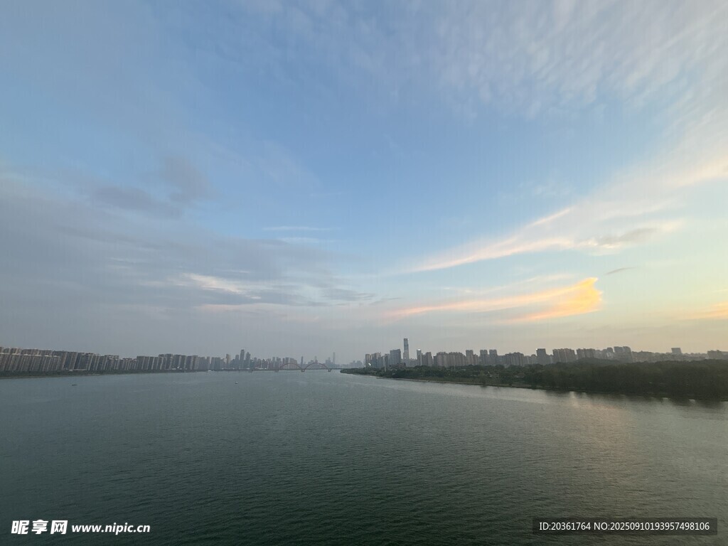 湖畔日落美景