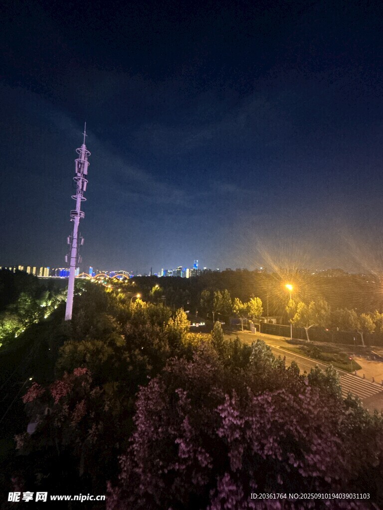 城市夜景中的高耸信号塔