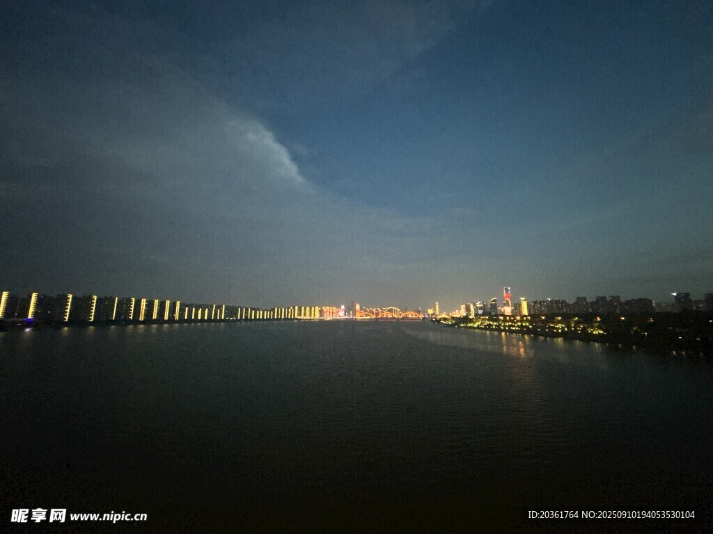 湖畔夜景