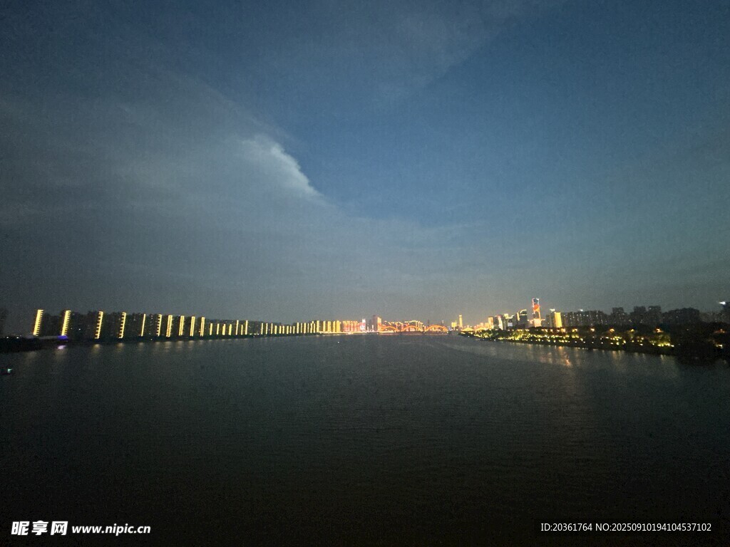 湖畔夜景