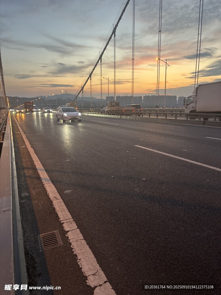 黄昏下的桥梁公路美景