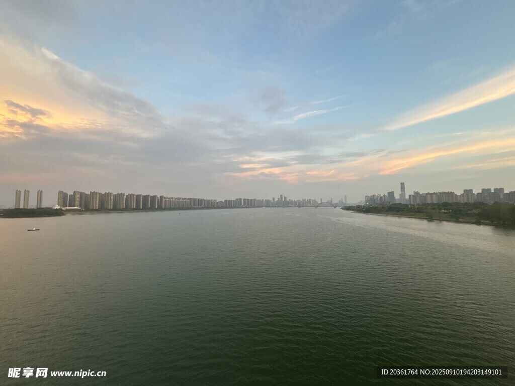 河畔黄昏美景