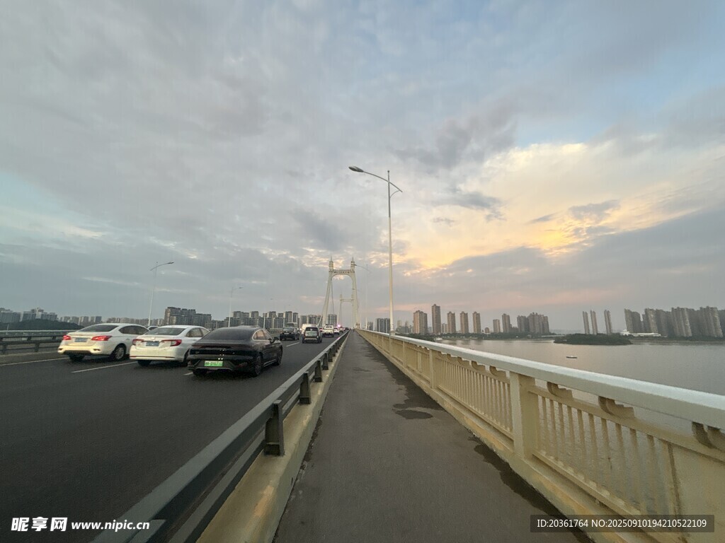 黄昏时分的城市桥梁风景