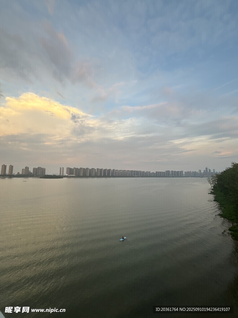 湖畔黄昏美景