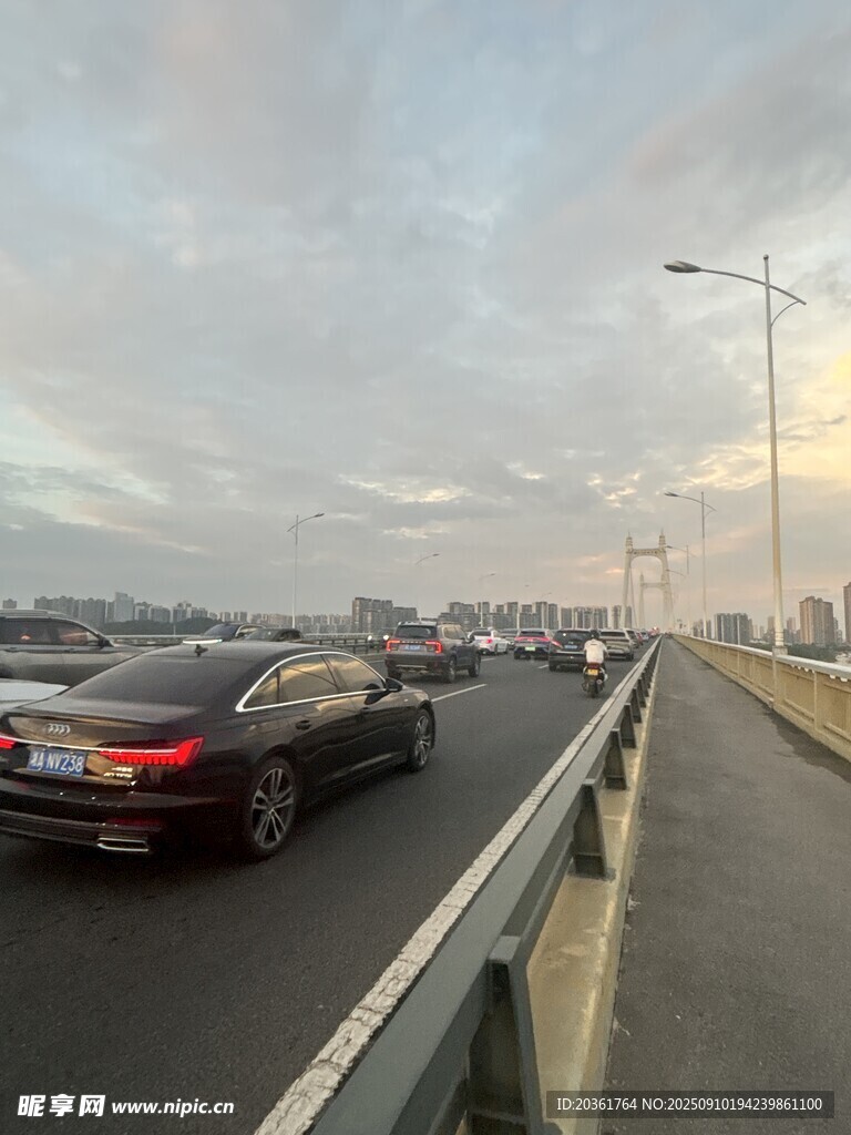 公路上行驶的黑色轿车