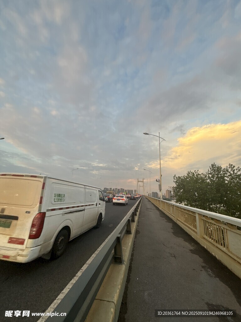 公路上的车辆与美丽天空