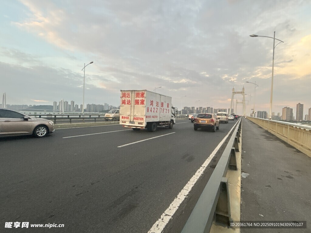 公路上行驶的救护车等车辆