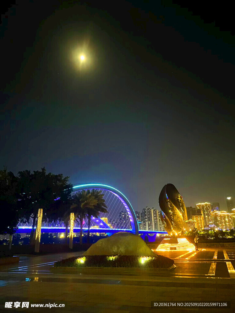 城市夜景喷泉与绚丽灯光