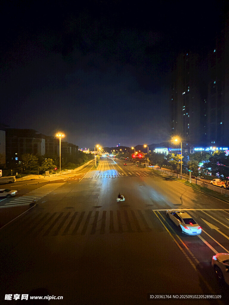 城市夜晚街道车流景象