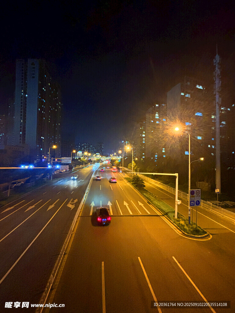 城市夜晚公路上的行驶车辆