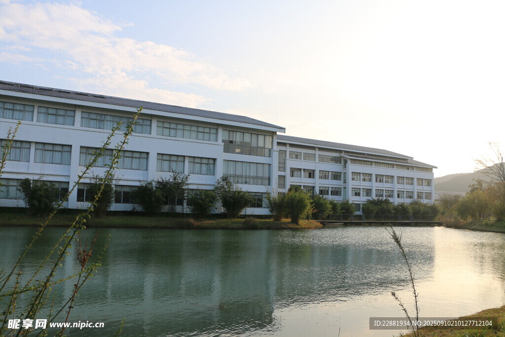 建筑湖畔