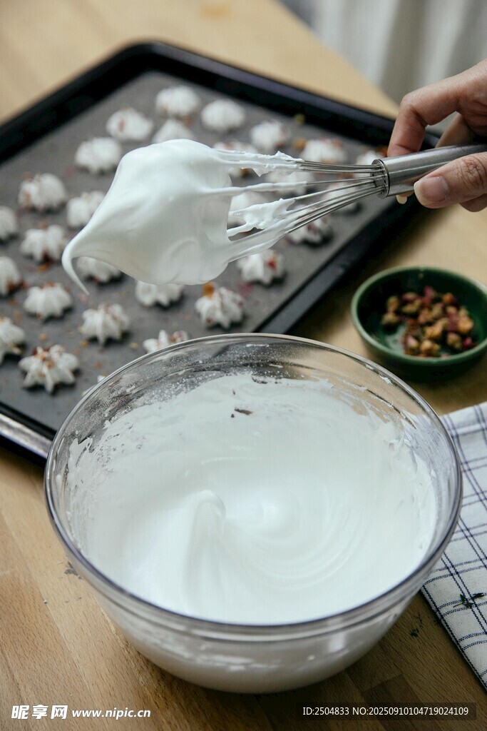 制作美味甜点的精彩瞬间