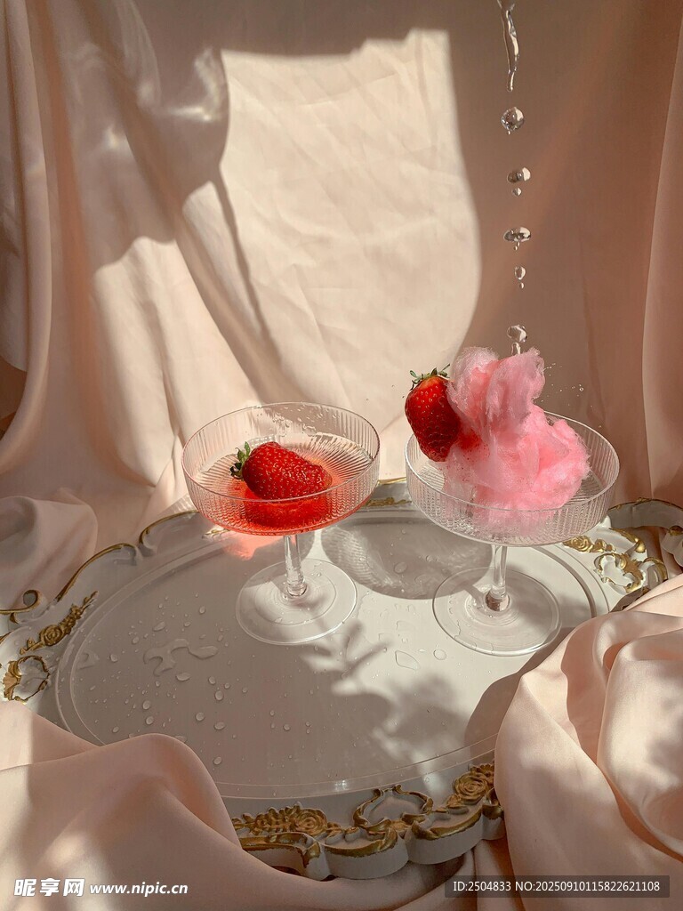 阳光下的精致酒杯与花朵