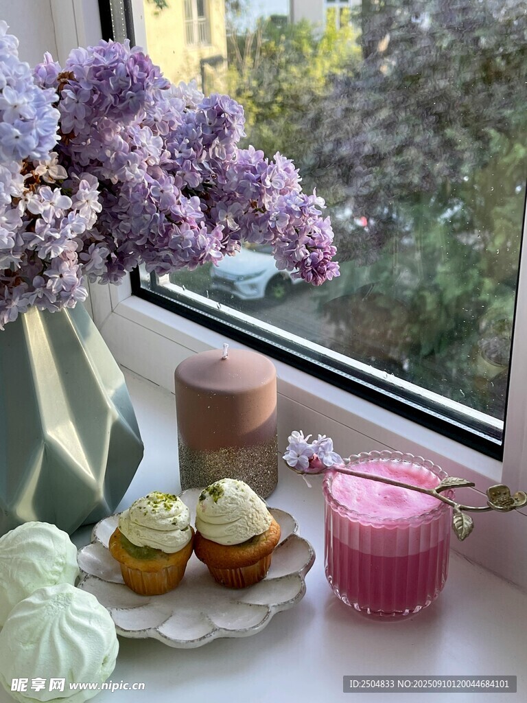 窗边精致甜品与芬芳花束