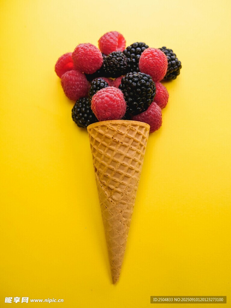 甜筒上的多彩浆果