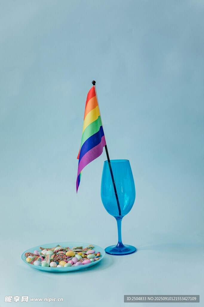 彩虹旗与酒杯糖果组合