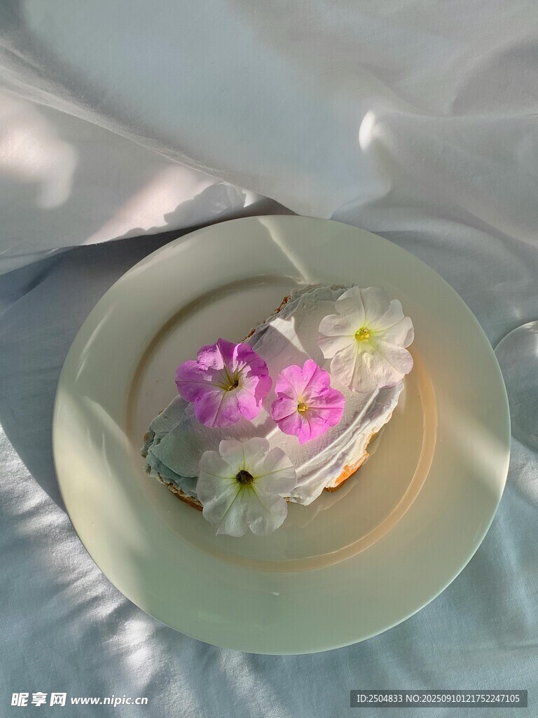 盘中精致花卉装饰