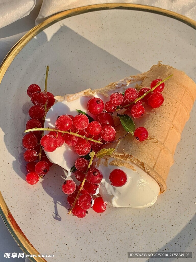 浆果奶油薄饼甜点