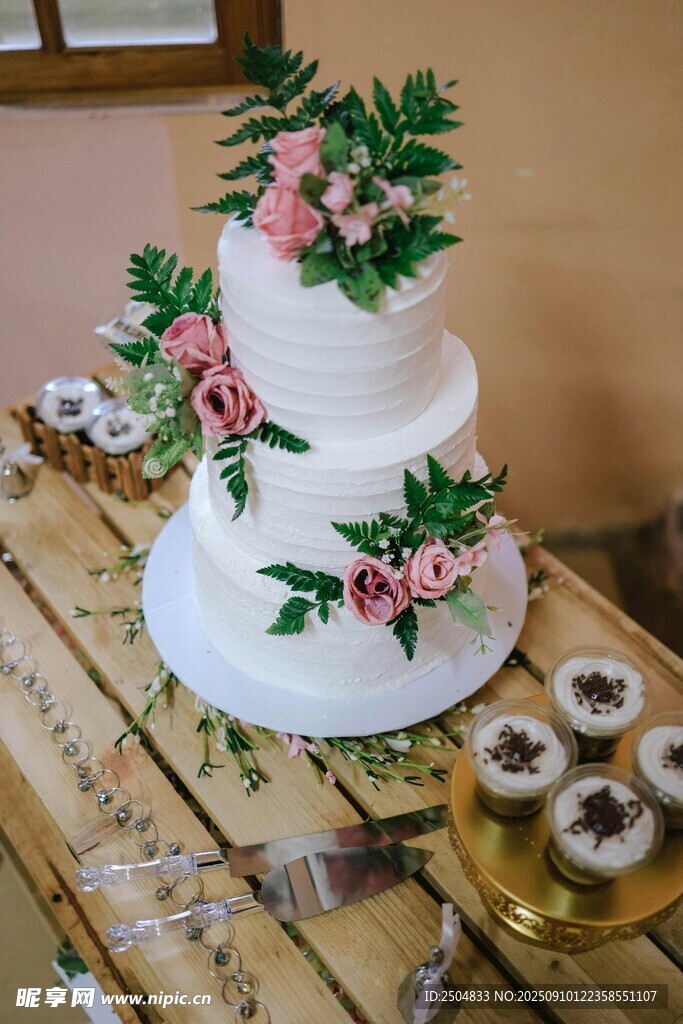三层花卉装饰精美婚礼蛋糕