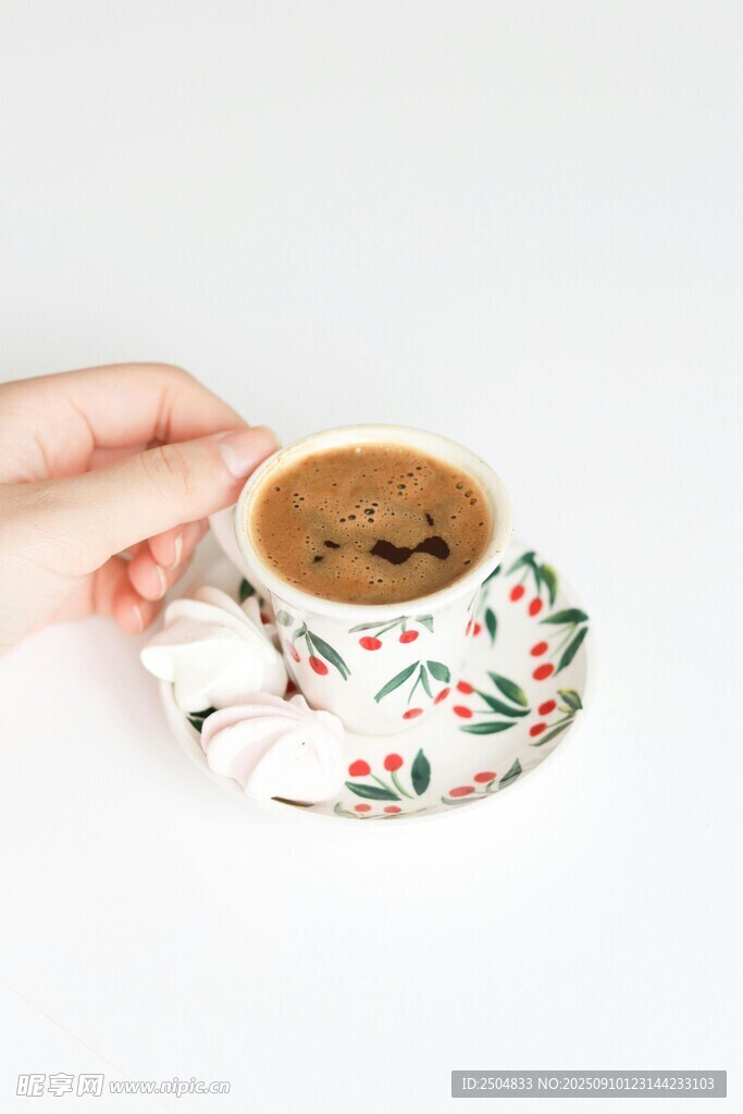 手捧精美花纹咖啡杯