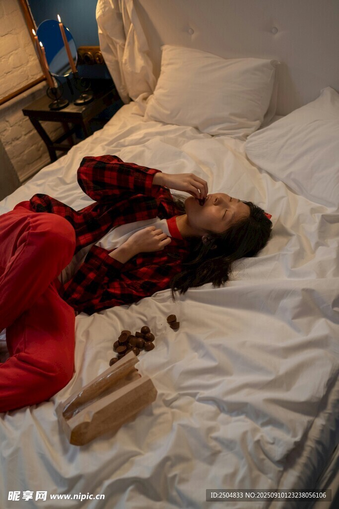 女子卧床姿态尽显慵懒
