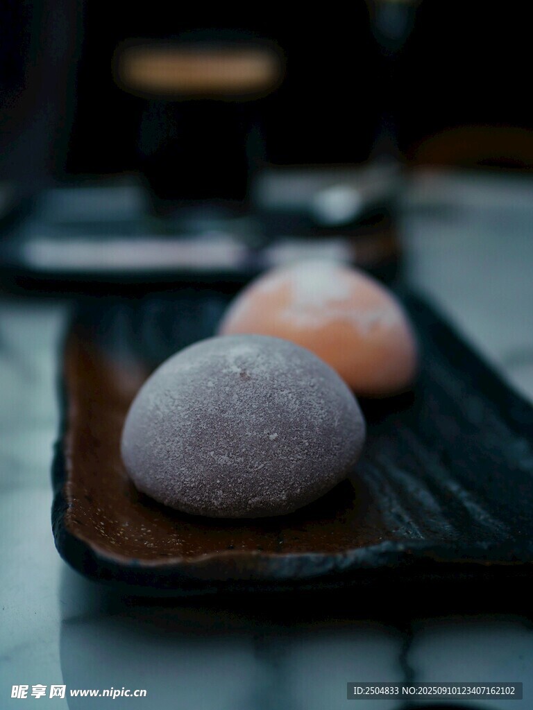精致茶点摆于古朴托盘