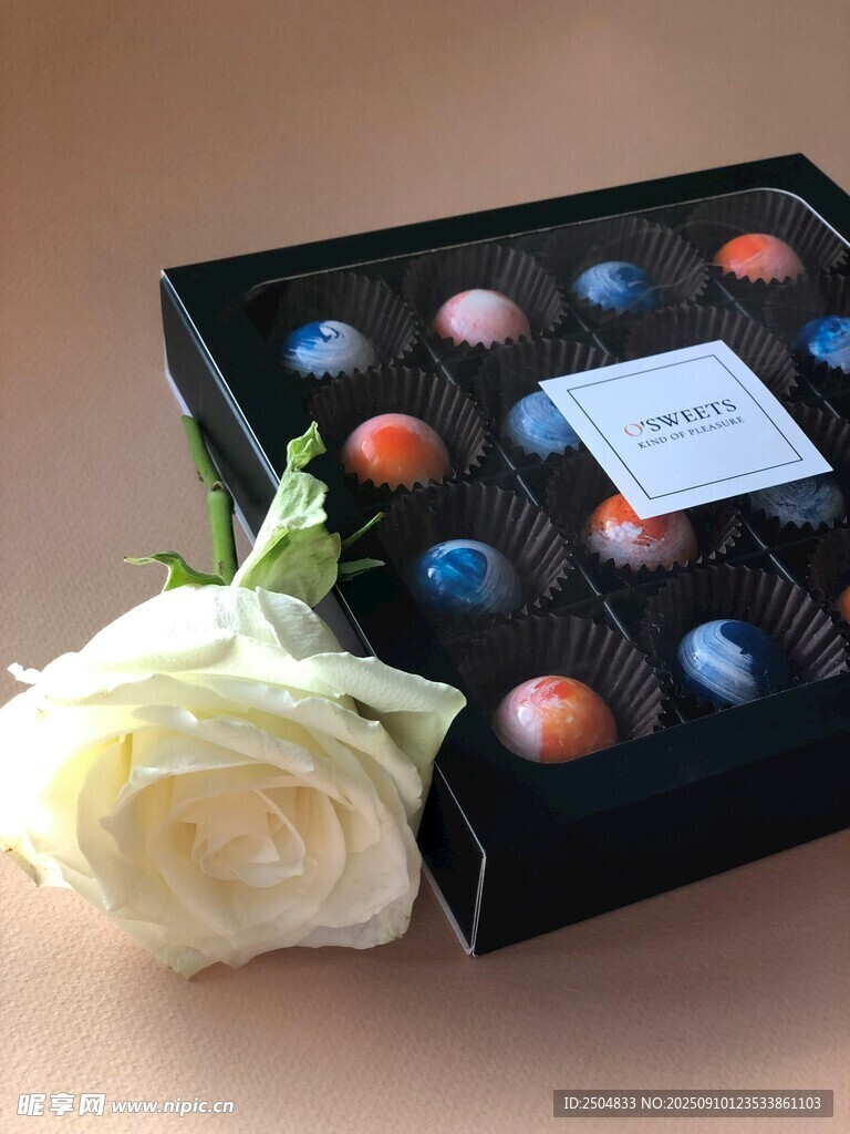 玫瑰相伴的多彩巧克力礼盒