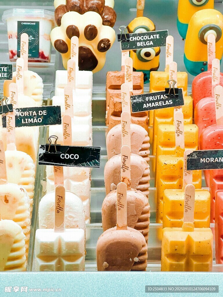 多彩甜品展示柜中的美味