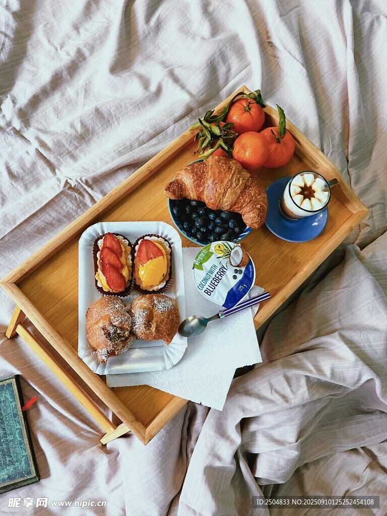 床上的美味早餐托盘
