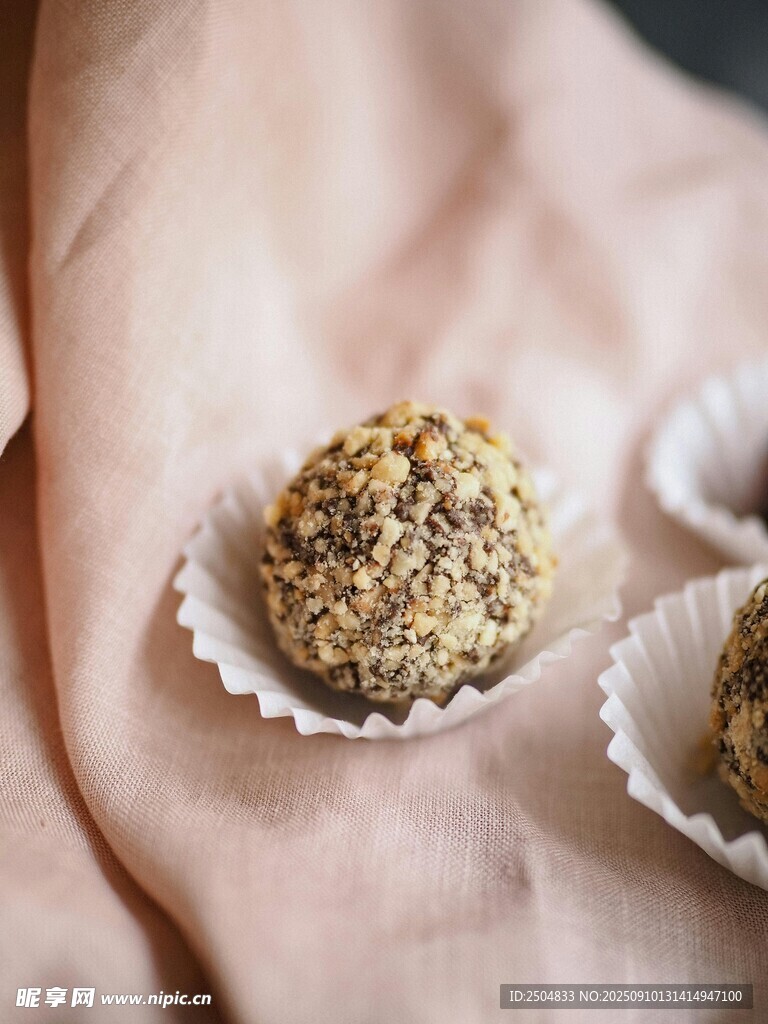 美味手工坚果巧克力球