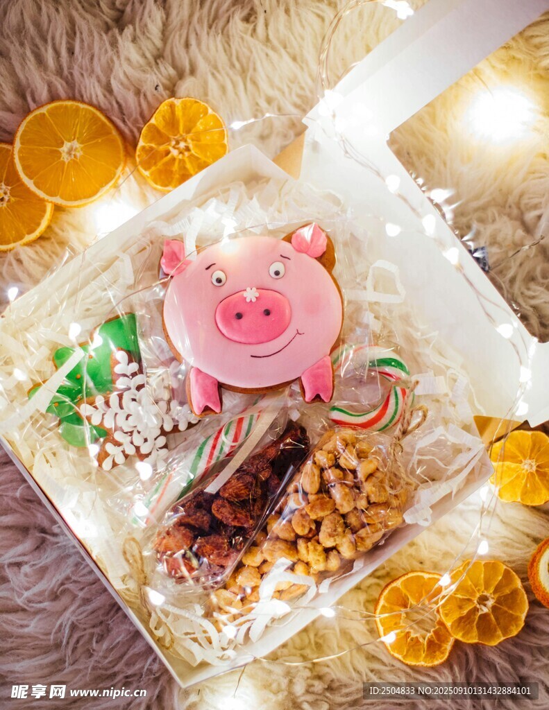 可爱小猪零食组合展示