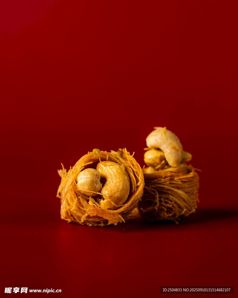 红色背景下的精美传统面点
