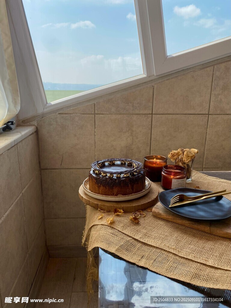 窗边桌上的美味甜点与餐具