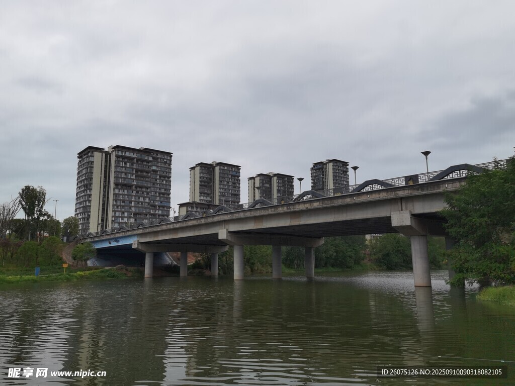 城市河畔高架桥景观