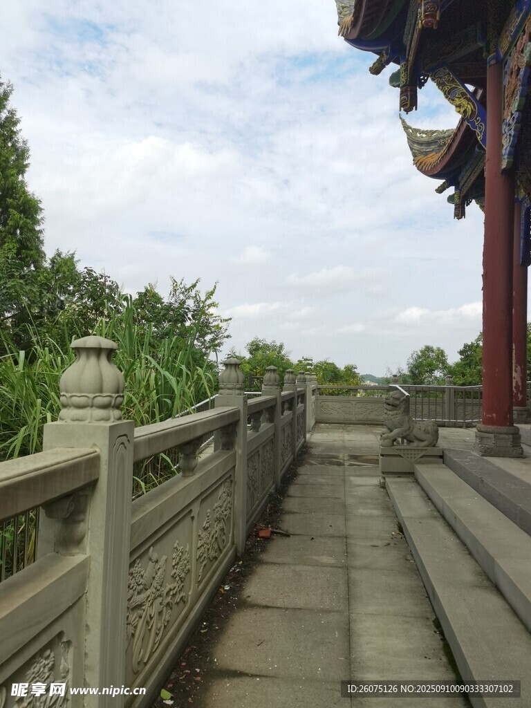 古桥廊畔绿意相伴