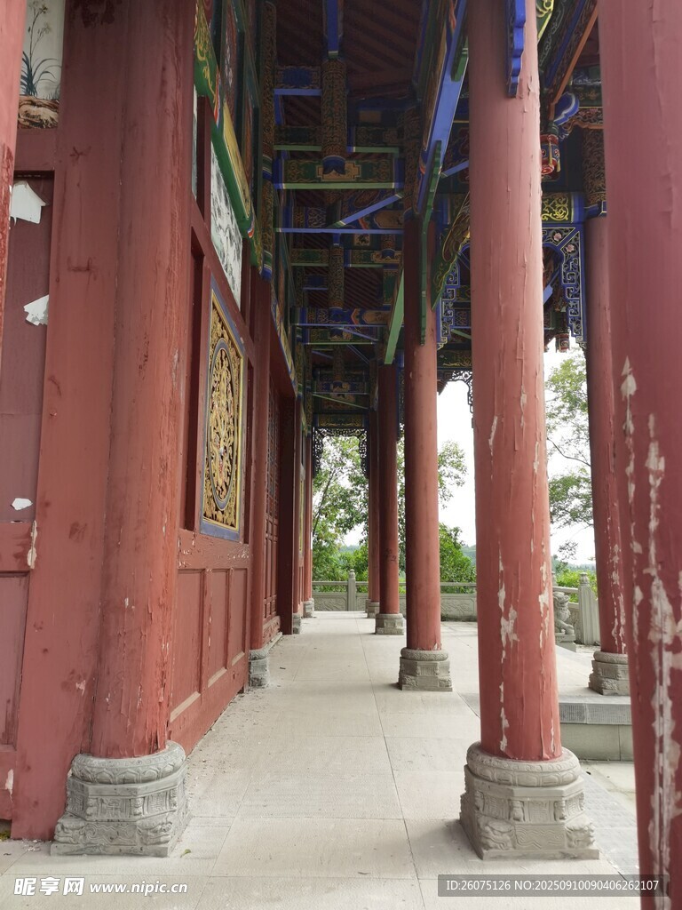 古建长廊红柱飞檐之美