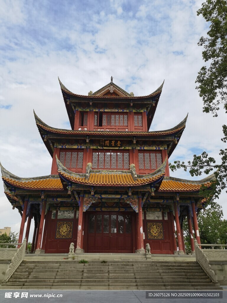 中式古建楼阁飞檐翘角