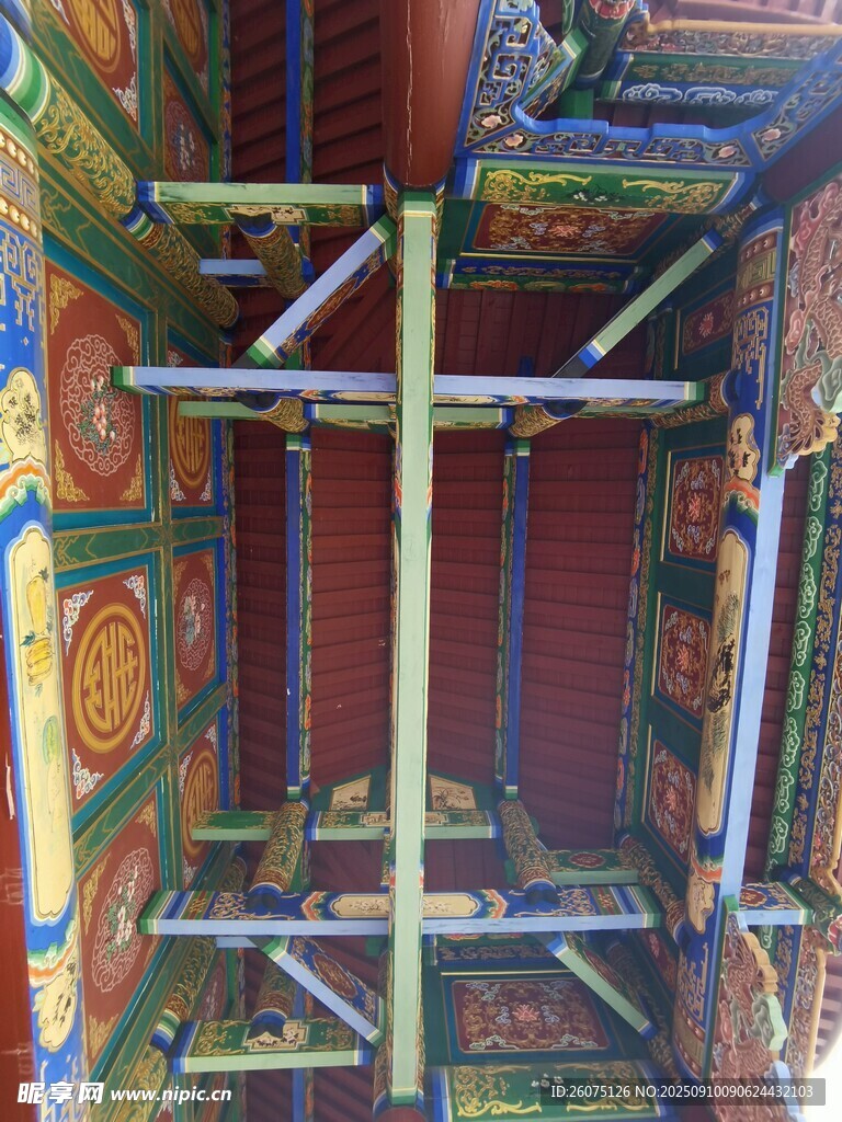 古建筑内部搭建的木质结构