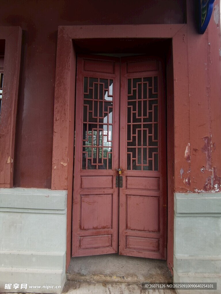 古旧双开红木门