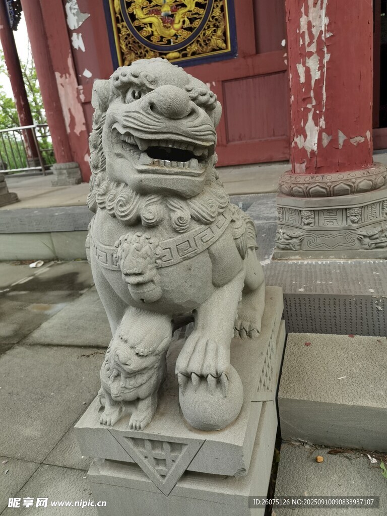 石狮子雕像古朴威严