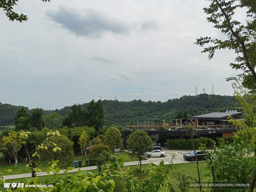山林间的宁静建筑景观
