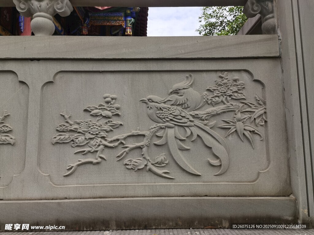 石雕花卉纹饰栏杆细节