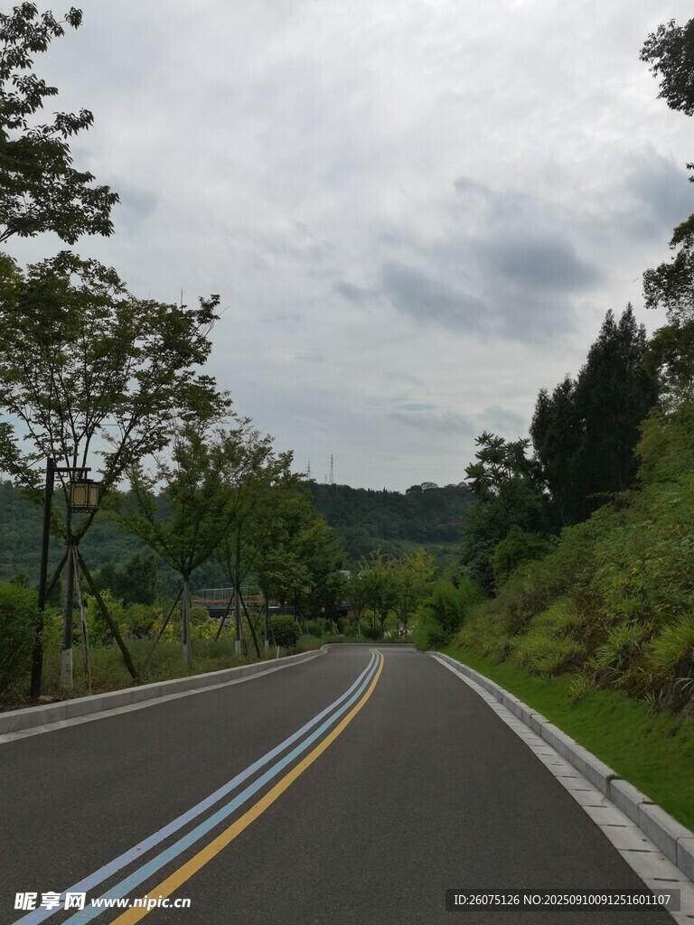 蜿蜒山间公路风景